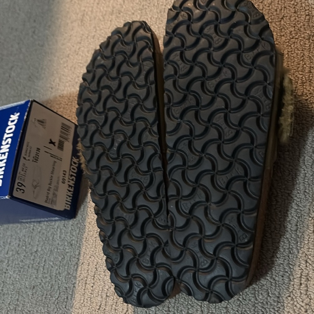 Birkenstock Khaki Fur-Lined Sandals with Metallic Buckle - Picture 2 of 5